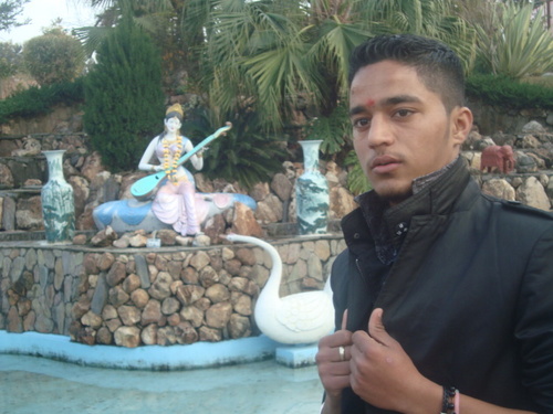 i am a person who not have a future planning .i.,like dancing singing n playing football .i  hate those person who take me litly i love rajma chawal.,