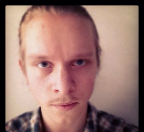 Kan själv. Livsnjutare och kallpratare. Älskar sliderör och gitarrstunts. Musikant och låtskrivare i kollektivet PATATA. I övrigt en bra kille.