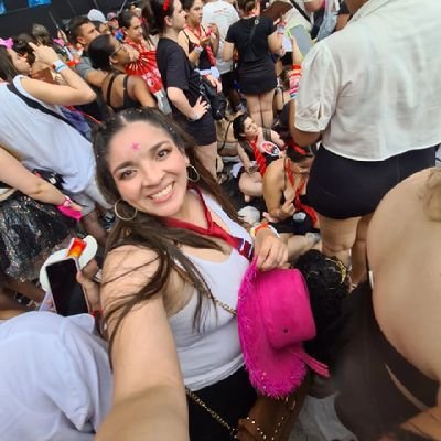 Hija de periodistas, plagueona como ellos. Josue 1:9 💕