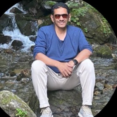 صادق من يخاف الله وحاور من يحترمك وشاور من يحبك وصاحب من يفهمك وأياك وصحبة اللئيم . فأن الفضل معه عقيم .
