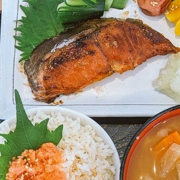 私はラーメン、味噌汁、その他の甘い食べ物などのおいしい食べ物が大好きです。 友達になれますか。 友達にフォローしてください