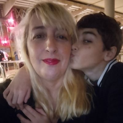 evamariaaass007's profile picture. Escrito está en mi alma vuestro gesto,
y cuanto yo escrebir de vos deseo;
vos sola lo escrebistes, yo lo leo
tan solo, que aun de vos me guardo en esto.