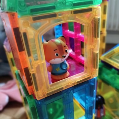 Maman de famille nombreuse, aime l'art et les jeux vidéos. A la recherche du bonheur