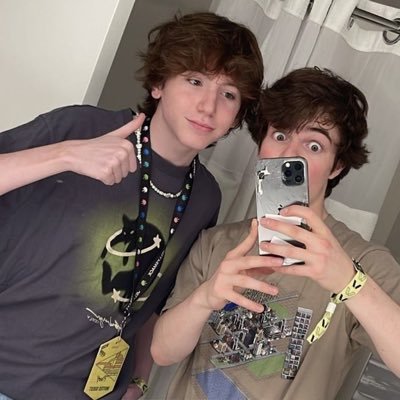 harleeisback's profile picture. 19 💐twt and ⚰️🕊️ \\ system \\ she/they!!