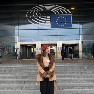 Queen V ☆ Singer. Dreamer. Socialist | Corporate Law ❀ Master in Tax Law ⚖️ Attorney | @she_the_writer_ 🪷🩷