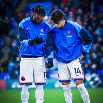 Adeofoyo_oo's profile picture. A blue family💙 , Tech lover💻 , future linguist 📚 ,choco boy 😜