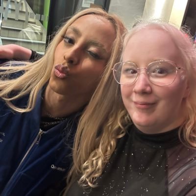 Je m’appelle deborah j’ai 19 ans je suis gentille j’aime chanter je suis une très grande fan de Bilal Hassani donc je suis une Habibies 🍊🧡