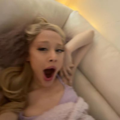 escuchando Emails I Can't Send con sunoo 🦮