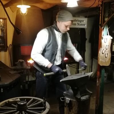 Demir sanatında bir usta.
Erkenekon dağını eriten demircinin torunu.
Yıldırımlar yaratan bir ırkın ahfadıyız!