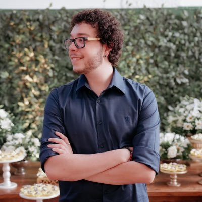He / him | Ele / dele. Todo segundo conta, todo momento é especial e impossível de ser repetido