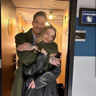 Goldolive13's profile picture. FAN ACCOUNT 🌷 When Emma falls in love, it's all on her face Hangs in the air like stars in outer space. 🪐 she/her🍒 22