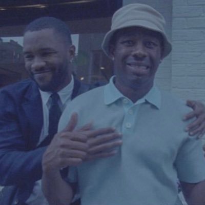 oshflx's profile picture. i love music and books