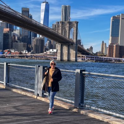 RosslinC's profile picture. Comunicadora. Amante de la lectura, películas y largas caminatas. Pelo alborotado y jeans. Gryffindor 🦁 Sonrisa de pollito en fuga.