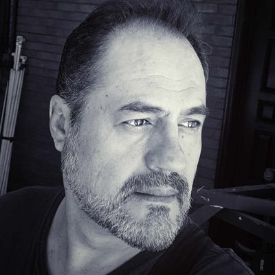 Renunciamos a la razón cuando vemos la mala suerte en un gato negro y la buena suerte en los horóscopos.