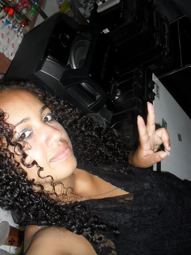 MARCINHA mєninα quє sofrєu, cαiu, αprєndєu, lutou, vєncєu, pєrdєu; Hojє já é uma gαrotα, quє conhєcє α rєαlidadє, є bαtαlhα pєlα fєlicidαde