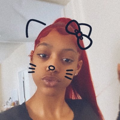 Kelisariell's profile picture. 👩🏾‍❤️‍💋‍👩🏽🌈