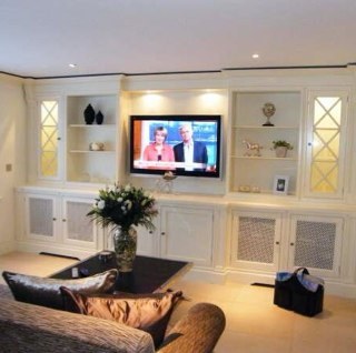family man, father of three and partner in lovett and son bespoke fitted furniture.  
@TheoPaphitis #SBS Winner 4/3/2012 @Jacqueline_Gold #MOM winner 26/3/2012