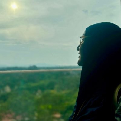 roosida's profile picture. akun sambat | coffee & drakor lover | random twit | mbabu-nya trio gembul buntelan bulu : pesyek, cimot & simos 😻😻😻