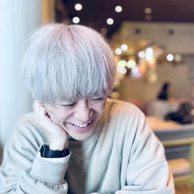 Copywriter | 短歌 | Design | 第二歌集『矢印と錨』/ 第一歌集『バターロールがまた焦げている』 https://t.co/axtWIPiTp4