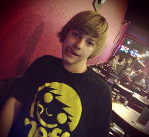 COLBYDCHEEZITS's profile picture. follow me on my new instagram @C0LBY_DAVIS *and the o in colby is really a zero:)