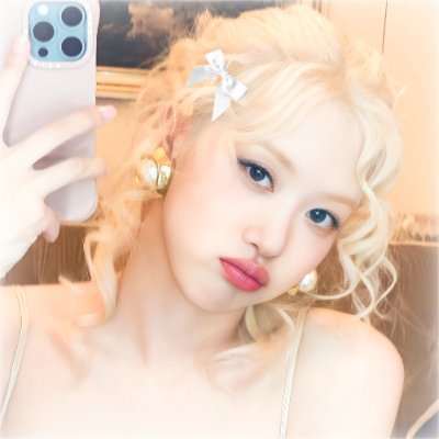 ⠀ ✰。 #𝐃𝐎𝐏𝐏𝐄𝐋𝐆𝐀̈𝐍𝐆𝐄𝐑 ⠀⋆⠀ 她的嘴唇像樱桃一样, 腰部细小, 丝质长发. 凭着优美的嗓音和惊人的美丽, 整个世界都为她倾倒 : 𝐑𝐎𝐒𝐄́.
