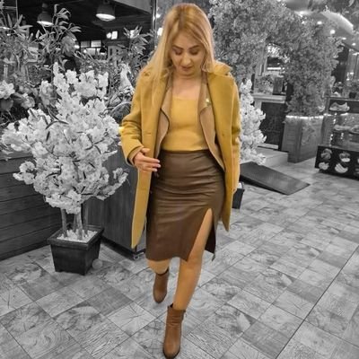 Ne ben Sezarım,
Ne de sen Brütüssün.
Ne ben sana kızarım,
Ne de zatın zahmet edip bana küssün.
Artık seninle biz düşman bile değiliz.