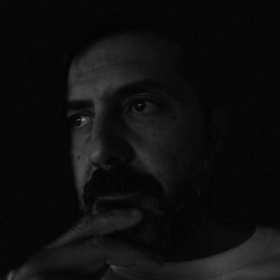 De tanto jugar a videojuegos he terminado hablando de ellos en de @noespais y en @reservademana. Director y presentador de la extinta La Pistacheria