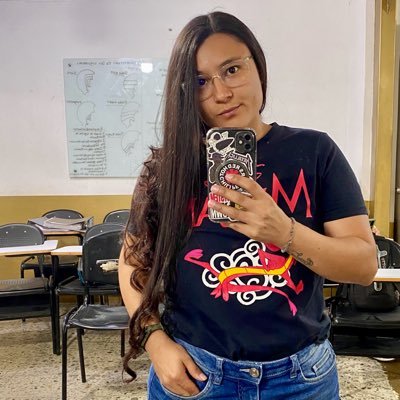Daniela Guisao.
Productora audiovisual, rockera y de pesos pesados. En mi rebaño yo soy la hermosa oveja negra 😏
Ahí le vamos dando lidia a la vida.
