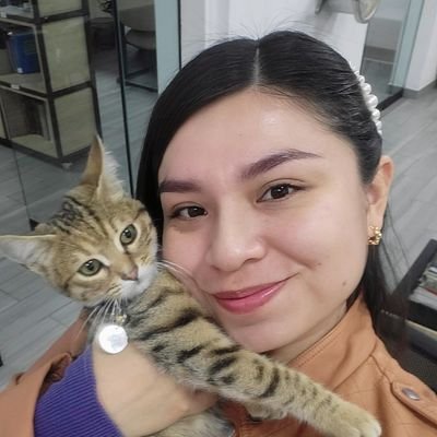 Yo he sido aquella que paseó orgullosa
el oro falso de unas cuantas rimas
sobre su espalda, y se creyó gloriosa - Storni.