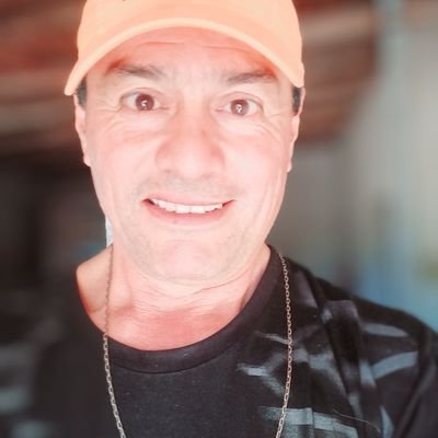De tauro.Técnico en construcción; Apicultura . Soltero. Única cuenta.
🐝 🖐🐱💛 🤍❤️🤍⚽️.