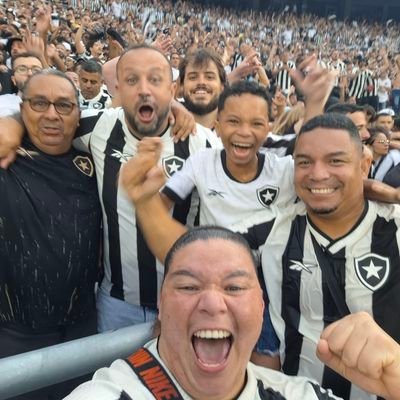@botafogo
TRI CAMPEÃ DO BRASIL
🌈
João Vitor 💙, Lívia Vitória ❤ e Luna 💜
