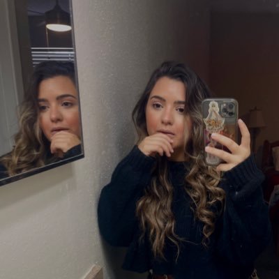 A veces me obstino, otras veces sólo me rio. Nunca estoy lista a la hora. Drama is my cardio. ~