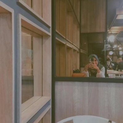 Biarlah semuanya berlalu dan berjalan begitu saja sampai berakhir dengan seharusnya (: