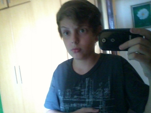 Sou colorado, tenho 12 anos , gosto de ir ao shopping,sair com os amigos , ir ao cinema etc.  sou  sincero  e honesto.