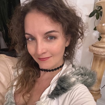 I’m soft heart & kind easy going 👩 woman with good sense of humor, confident caring searching for a vibe that matches mine let's laugh talk