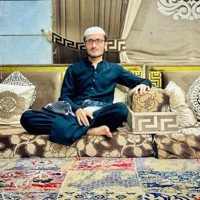 ما إِنْ مدحتُ محمداً بمقالتي
ولكنْ مدحتُ مقالتي بمحمدِ