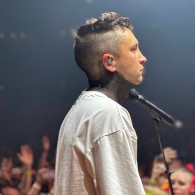 \Stay alive, fren (since we’re in 2015 ig)\-| ғ̶ᴘ̶ᴇ̶ |-/they/them 19 —— !|#|! OH