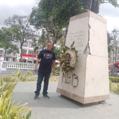 Me llaman loco porque amo al amor de mi vida que es mi VIDA. Seguro estoy que algún dia ella dejará de amarme, entonces, seguire lejos de este mundo..!