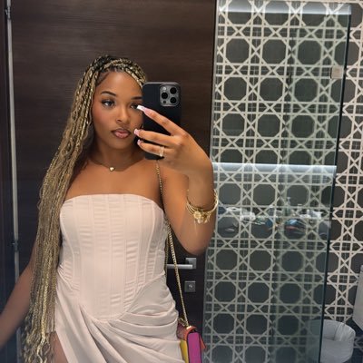 aaliyahtiaraa's profile picture. | ig: @aaliyahtiaraa