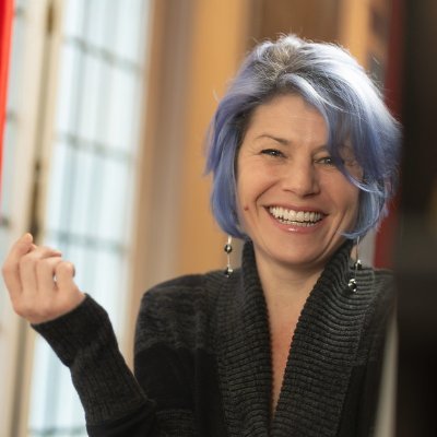 Animatrice au 99,5 MTL , Voix officielle de WKND radio, Actrice, Autrice, Compositrice, interprète... Passionnée, un peu fêlée!