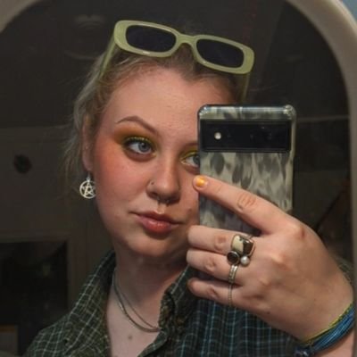 die-hard lotr fan, everyone's favorite reject daughter, 19, queer