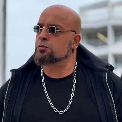 davari69's profile picture. 