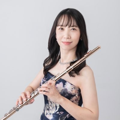 富山県在住のフルート吹き。呉羽高校音楽コース11期生。上野学園大学卒業。イタリア🇮🇹サマークラス参加。 長男(大学3)次男(高2)長女(小6)の母。写真はホールでコンチェルトを演奏させて頂いた時のもの。富山のいろんな情報を知りたいです😊
