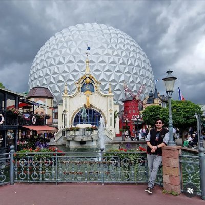 Guitarrista. Viajo por el mundo en búsqueda de nuevos parques y coasters | También me gusta el cine | 333 credits | Mono Bridas | ☭
Periodismo + C. Audiovisual