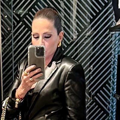 A veces humana, otras magia. Amo mi vida. Tanatologia y Logoterapia mi pasión. Escribo con el alma. Imparto talleres de superación y desarrollo del ser.