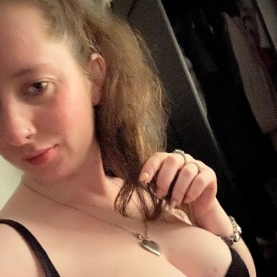Petite Brunette. Single, 26. Would love to get to know you. JOIN ME ⬇️⬇️