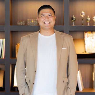 株式会社YON 営業事業部 スーツ事業部 事業責任者 | 28歳 | 193cm 115kg | 大学生の価値を最大化し、社会で活躍できる人材を育てるために活動中。 関わる人を笑顔にし、元気づけらる「歩くパワースポット」を目指してます。採用も強化中です!