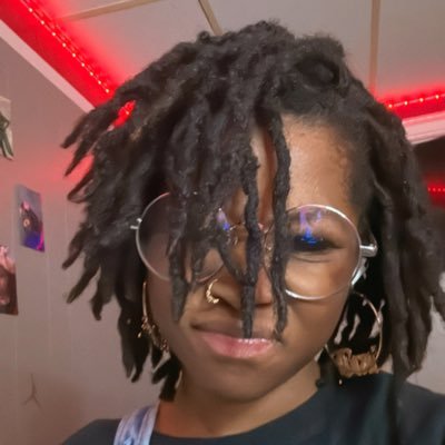 divinelyvoni's profile picture. vivamus, moriendum est | goal: 4 / 32 📖| priv: @swaksage💋| my current read: —— #booktwt