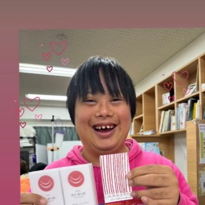 erinaS_SHUN3's profile picture. ダウン症のある25歳 / 6人目の嵐になりたい🌱とドラムを習い始めました/ ハート♥️の絵描/番町SJEマルシェ実行委員/tokyo/downsyndrome