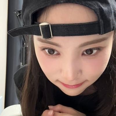 moved to @lippieve 🤓☝🏻
loona, girlgroups, taylor swift, books & gls. she/her, lesbian. 22 𓆩♡𓆪 strawberry rush fancon 10.08 🍓 moonshot tour 17.09 💘
